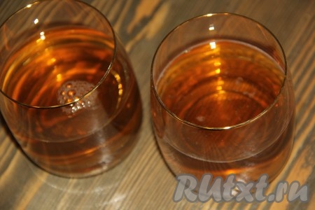 Оставшуюся массу разлить по стаканам, оставляя место для пены. Поставить стаканы в холодильник на 1 час.
