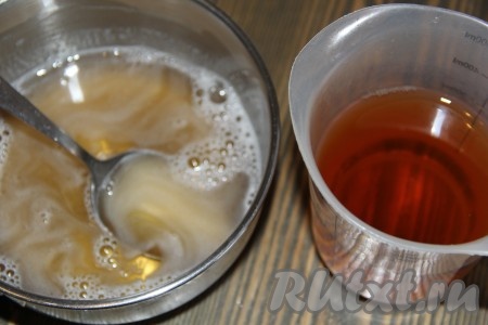 Поставить набухший желатин на огонь и прогреть, помешивая, до полного растворения желатина, но не кипятить. Снять с огня.
