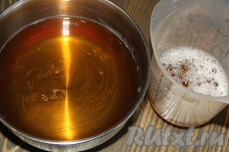 Влить в желатиновую массу оставшиеся 300 мл сока и перемешать. От получившейся массы отлить 50 мл (именно столько нам понадобится в дельнейшем для приготовления пеночки).
