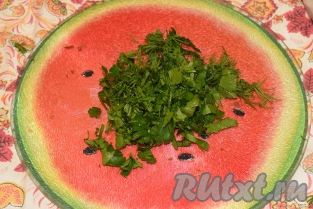 Накрыть сковороду крышкой и тушить шампиньоны с овощами и консервированной фасолью до готовности, примерно, 10 минут. Пока овощи тушатся, нарежем мелко зелень.