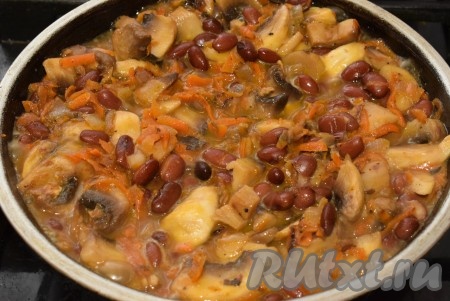 Перемешать, влить воду, посолить, поперчить по вкусу.
