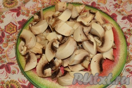 Нарезаем грибы на крупные дольки.
