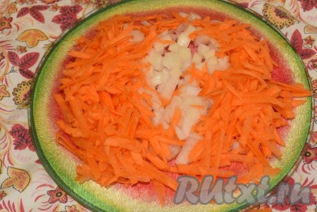 Сначала очистим морковь с луком. Лук нарежем мелкими кубиками, а морковь натрем на крупной терке.
