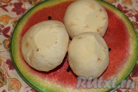 Шампиньоны не моем, очищаем пленочку.
