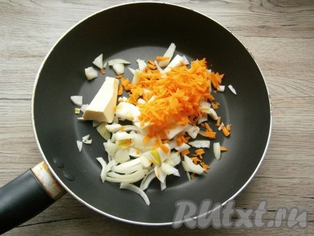 Очищенный лук нарезать кусочками. Морковь очистить. Половину моркови натереть на крупной терке, вторую половину - нарезать кружочками и отварить в воде в течение 10 минут. Лук с натертой морковью обжарить на сливочном масле на среднем огне до мягкости, иногда помешивая.