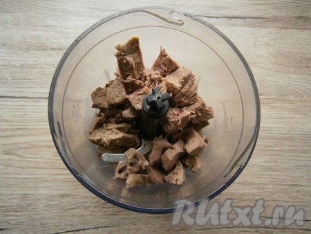 Говядину и субпродукты, нарезав кусочками, поместить в чашу блендера.
