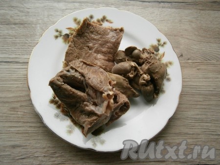 Свиное сердце и говядину полностью залить водой и отварить в подсоленной воде в течение 1-1,5 часов. В отдельную кастрюлю выложить куриную печень с сердечками, залить водой и отварить в подсоленной воде в течение 15-20 минут. Вареное мясо и субпродукты остудить.
