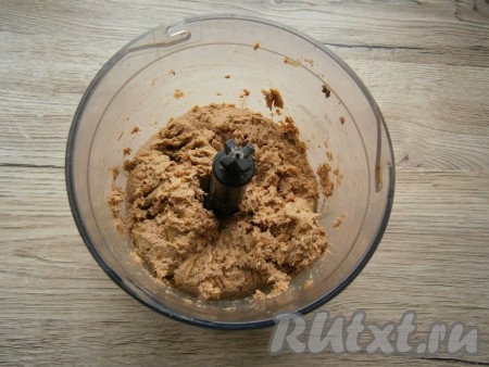 Влить бульон и измельчить до состояния паштета.
