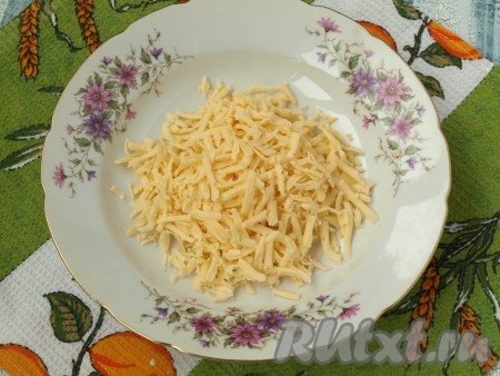 Натереть на крупной тёрке твёрдый сыр.