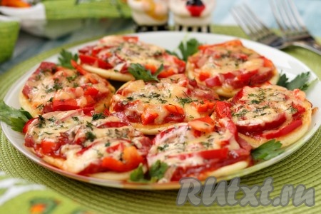 Готовые оладьи "Мини-пиццы" переложить со сковороды на тарелку. Постепенно пожарить все оладушки. Горячие оладьи-пиццы, замешанные на кефире, выложить на блюдо, по желанию, посыпать нарезанной зеленью (у меня - укроп и петрушка). Аппетитные, вкусные, сытные оладьи а-ля пиццы горячими или тёплыми подать к столу.