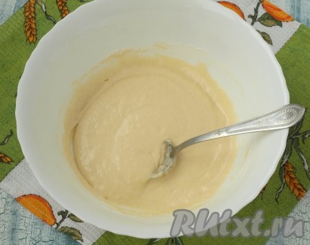 Частями добавляя оставшуюся просеянную муку и полностью вмешивая её, замесить тесто, которое по консистенции будет напоминать сметану средней жирности.