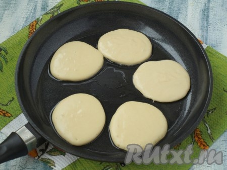 Разогреть в сковороде подсолнечное масло, выкладывать по 1-1,5 столовых ложки теста, формируя оладушки.