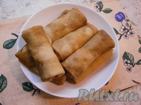 Свернуть блины удобным для вас способом: конвертиками, трубочками, рулетиками и т.д., подогнув края внурь.