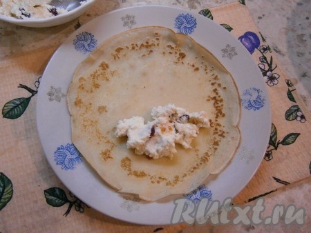 На каждый блинчик выкладывать по 2 столовые ложки творожной массы.
