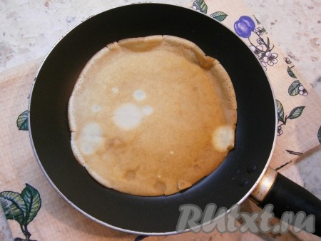 Блинчики жарить на разогретой сухой сковороде на среднем огне до румяности с двух сторон.
