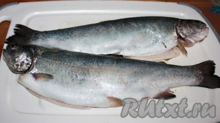 Радужную форель почистить, вымыть, обсушить полотенцем. Натереть солью и черным перцем.
