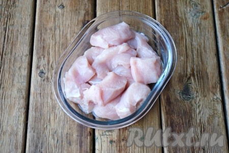 Куриное филе вымыть, обсушить бумажным полотенцем, нарезать на кусочки среднего размера.