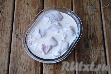 К кусочкам куриного филе добавить кефирный маринад, накрыть пищевой плёнкой и отправить в холодильник на 30 минут.