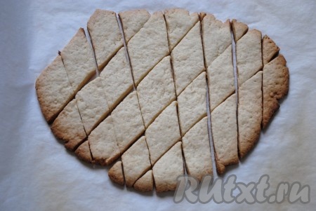 Переложить пергамент с будущим печеньем на противень и отправить в заранее разогретую до 180 градусов духовку на 15 минут.