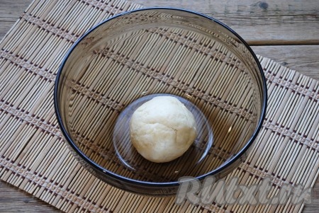 Замесить пластичное песочное тесто однородной консистенции.