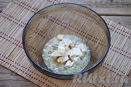 Охлаждённый маргарин натереть на тёрке или нарезать небольшими кубиками и добавить к яично-сахарной смеси.