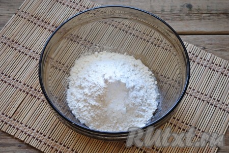 Просеянную муку с разрыхлителем всыпать к получившейся массе.