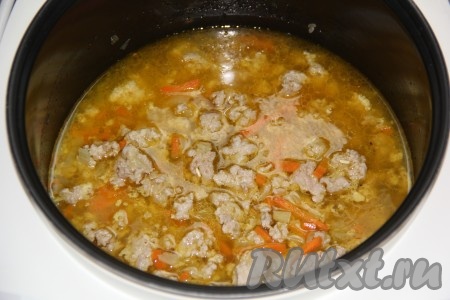 Затем влить воду и перемешать плов, крышку мультиварки закрыть. Выставить режим "Плов" на 30 минут.
