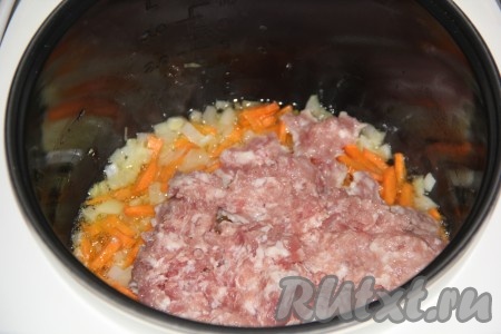 Затем добавить в чашу фарш и на режиме "Жарка" обжарить его с овощами в течение 5 минут.&nbsp;
