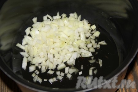 Лук очистить и мелко нарезать. В чашу мультиварки влить растительное масло и добавить лук. Включить режим "Жарка". Обжарить лук, помешивая, в течение 5 минут.
