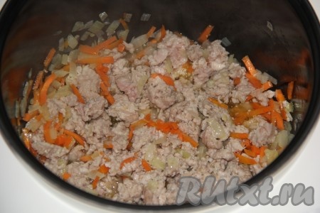 В процессе обжаривания фарша не забываем разбивать комочки мяса.
