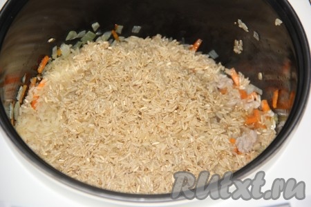 Добавить рис в чашу мультиварки.