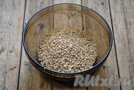 Перловую крупу хорошо промыть и залить на ночь холодной водой. Если вы ограничены во времени, залейте крупу на 3-4 часа. 