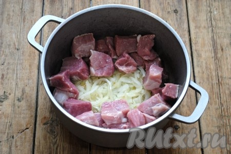 Затем отправить к луку нарезанные кусочки свинины, обжаривать ещё 3-4 минуты.&nbsp;
