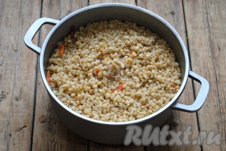 Довести до кипения, накрыть крышкой и готовить плов из перловки со свининой на небольшом огне до готовности крупы (40-50 минут). Время варки будет зависеть от качества перловой крупы и от времени, на которое вы её замачивали.&nbsp;Если вода выкипела, а крупа ещё твёрдая, нужно добавить ещё немного кипячёной воды и продолжить приготовление. 