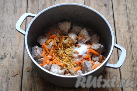 Перемешать и добавить соль, приправу к плову.&nbsp;
