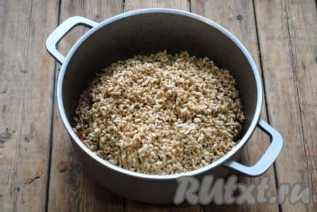 Перловую крупу ещё раз хорошо промыть и выложить в казан поверх свинины и овощей, разровнять.&nbsp;
