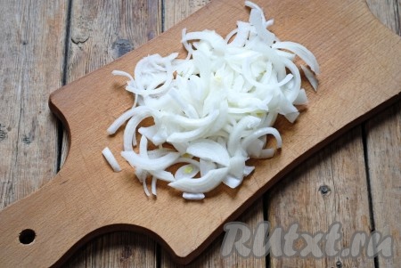 Нарезать полукольцами очищенную луковицу.&nbsp;
