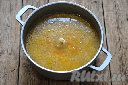 Налить в казан столько воды, чтобы она была выше уровня крупы на 2-2,5 см.&nbsp;
