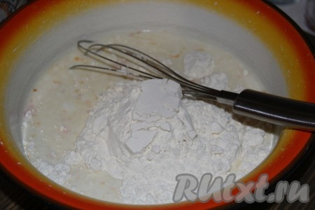 Затем добавить муку.&nbsp;Перемешать блинное тесто венчиком до однородности, в конце влить растительное масло и ещё раз перемешать. Блинное тесто получится не густым.
