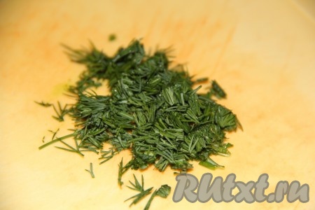 Зелень вымыть, обсушить и мелко нарезать.
