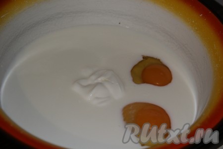 Соединить молоко, сметану, яйца, соль, соду и сахар, слегка перемешать венчиком.
