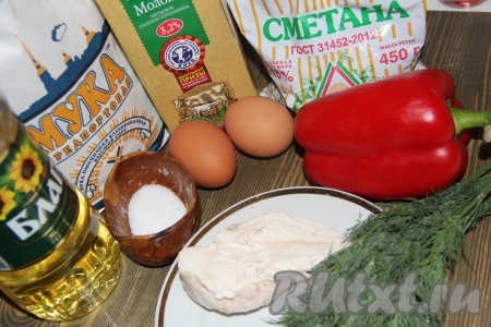 Подготовить продукты. Куриную грудку сварить до готовности в подсоленной воде. Обычно куриное мясо варится 20-25 минут с момента закипания. Отварное мясо вынуть из бульона и остудить. А из куриного бульона можно отдельно приготовить первое блюдо.