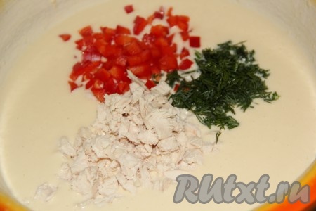 В качестве припёка в тесто добавить куриное мясо, болгарский перец и зелень. С припёком можно экспериментировать, можно добавить в блинное тесто натёртый на крупной тёрке твёрдый сыр, колбасу или мясной фарш, то есть всё зависит от того, что у вас есть в холодильнике. Ну а сегодня будем печь блины с припеком из отварной курицы.
