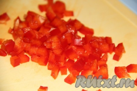 Для того чтобы блины с припёком из курицы получились более аппетитными, в припёк можно добавить сладкий болгарский перец. Перец вымыть и, удалив семенную коробку, мелко нарезать.