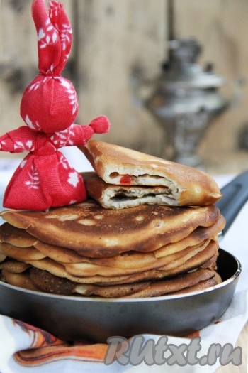 Подать с пылу с жару вкусные, сытные блинчики с куриным припёком. Приготовьте такие оригинальные блины с курицей и вы получите полноценное блюдо для обеда или ужина. Подать блинчики&nbsp;с мясным припеком можно со сметаной или растопленным сливочным маслом. Очень вкусно и сытно!
