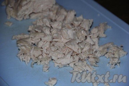 Куриное мясо нарезать достаточно мелко.
