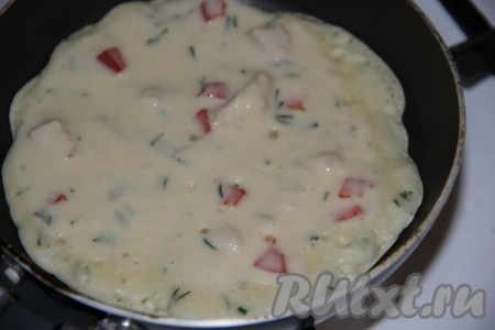 Разогреть сковороду. Перед выпеканием первого блина смазать сковородку тонким слоем растительного масла, для этого удобно использовать силиконовую кулинарную кисточку. Так как мы добавили растительное масло в тесто, то смазывать больше сковороду нет необходимости, масло в блинном тесте не даст блинчикам пристать к сковороде. Влить на сковороду немного теста и равномерно распределить по всей сковороде.
