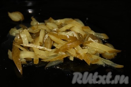 Огурцы режем соломкой. 