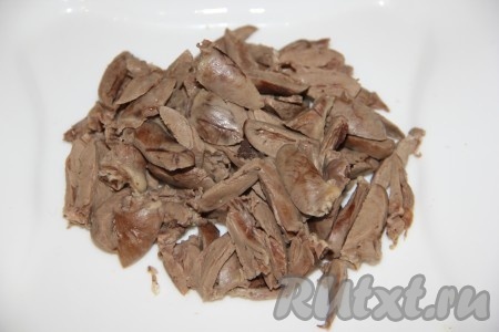 Куриные сердечки отвариваем до готовности. Нарезаем соломкой. 