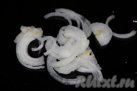 Лук нарезаем полукольцами. 